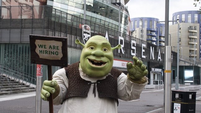 Shrek llegó hasta el estadio de Arsenal para entregar su apoyo a Gunnersaurio