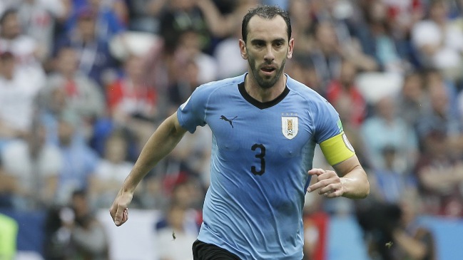 Diego Godín: A la selección de Chile la respetamos por lo que hace en la cancha