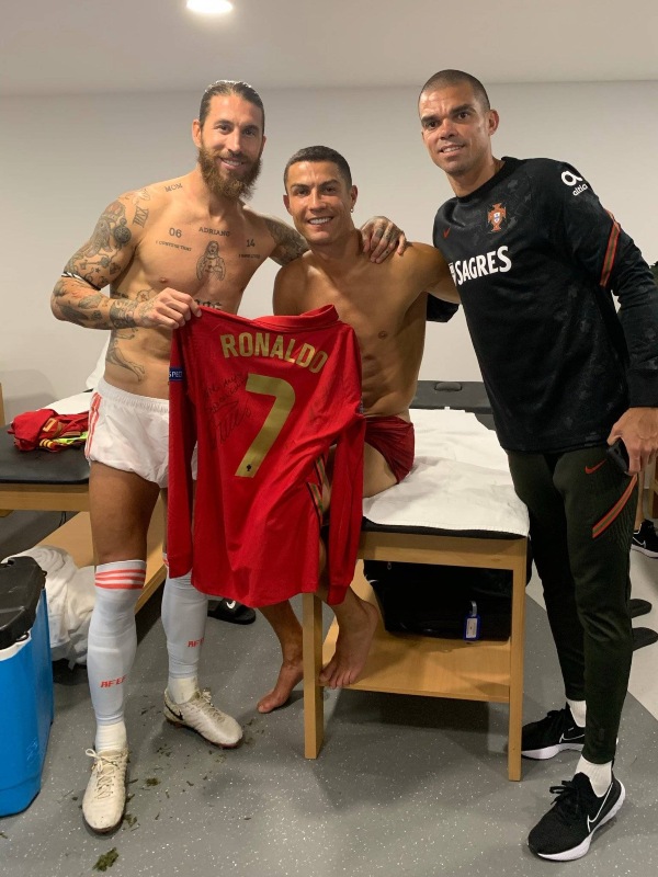 Cristiano Ronaldo regaló su camiseta a Sergio Ramos en su reencuentro tras dos años