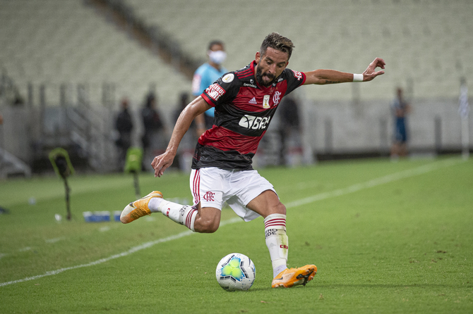 Mauricio Isla fue titular en victoria de Flamengo tras quedar fuera de la Roja por el Covid-19