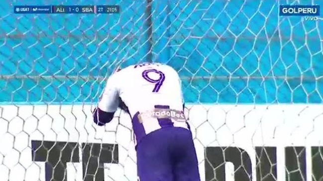 Patricio Rubio se perdió un insólito gol en área chica en empate de Alianza Lima en Perú