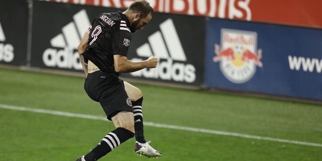 ¡Fue golazo! Gonzalo Higuaín marcó por primera vez en la MLS con un certero tiro libre