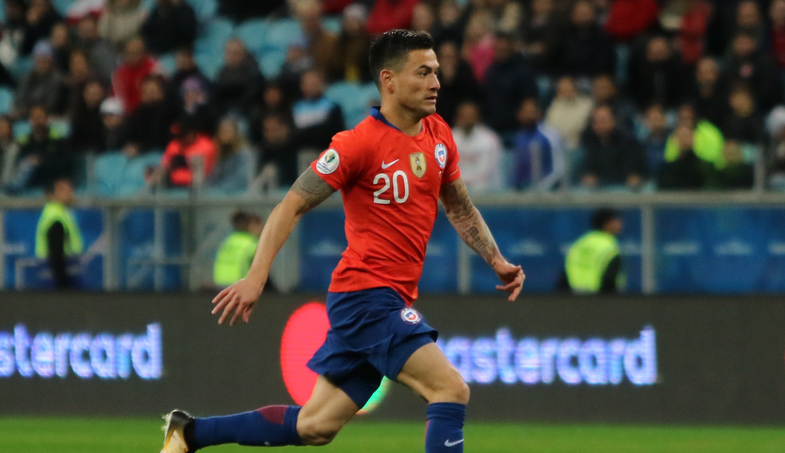 Charles Aránguiz alcanzó a Jorge Valdivia entre los jugadores con más presencias por la Roja