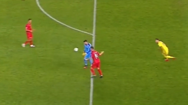 El increíble blooper en las Clasificatorias a la Eurocopa: ¿A qué salió el arquero?