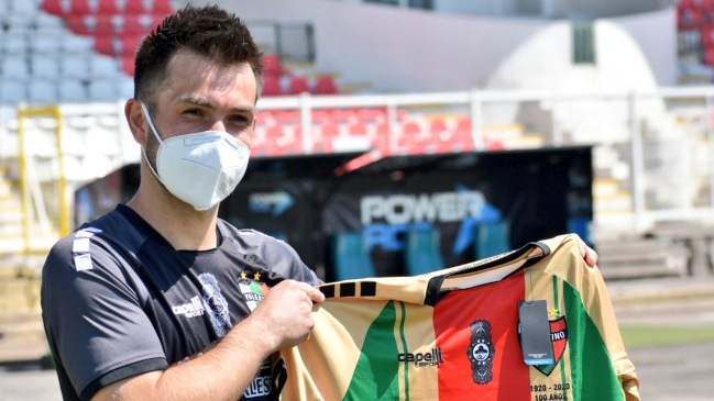 Carlos Villanueva firmó en Palestino: Espero que disfrutemos de muchos triunfos