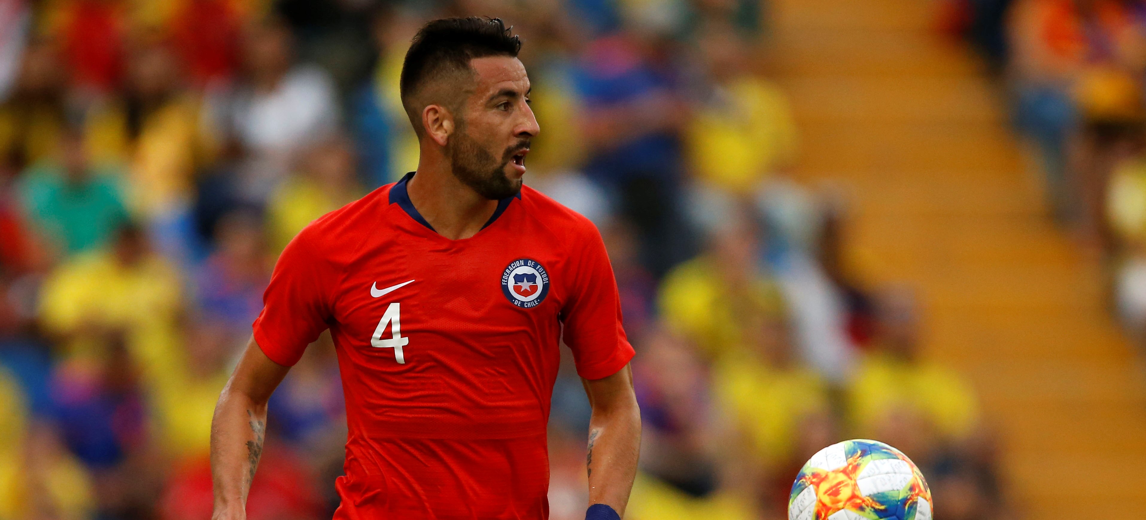 Mauricio Isla llegó a Chile para sumarse a La Roja de cara al duelo con Colombia