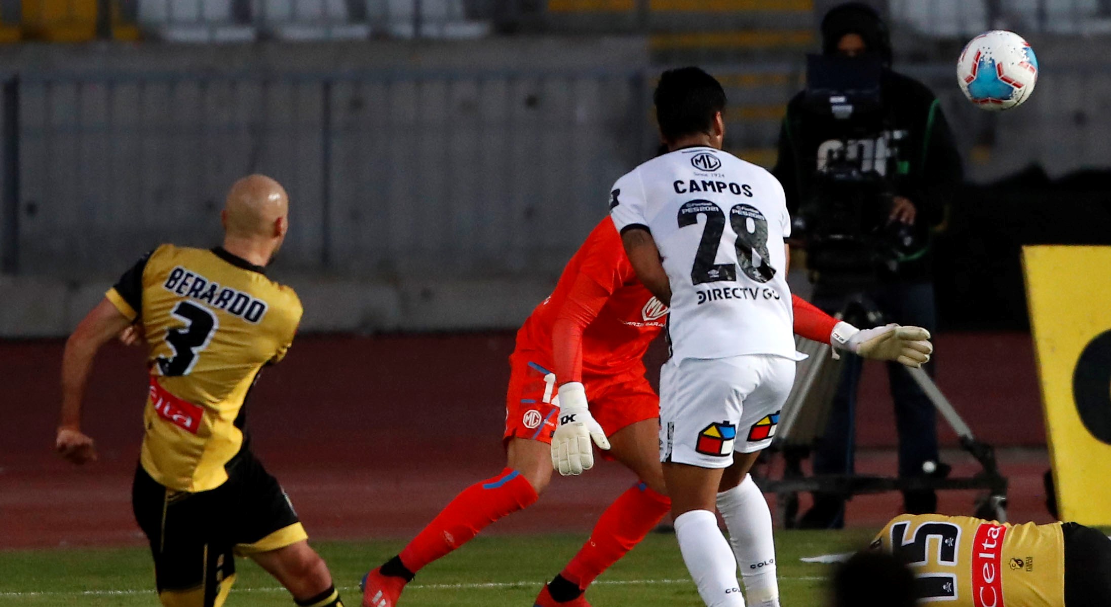 Nicolás Berardo fusiló a Colo Colo con una volea tras mala salida de Miguel Pinto