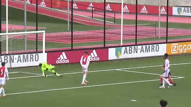 Hijo de Robin Van Persie anotó un increíble golazo en el clásico sub 15 de Holanda