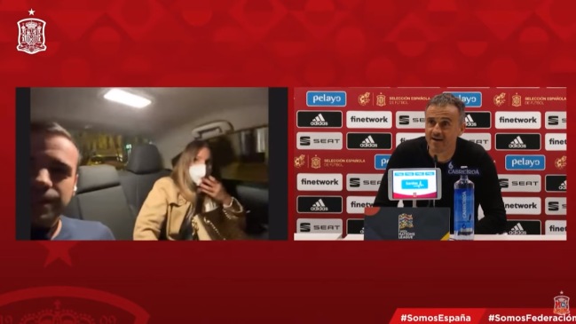 Luis Enrique recibió una pregunta desde un Cabify en rueda de prensa y vivió divertido momento