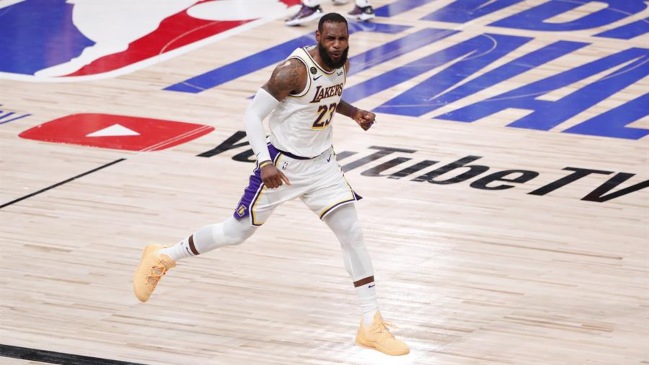 LeBron James se lució con un triple-doble ante Heat y guió a Lakers al título de la NBA