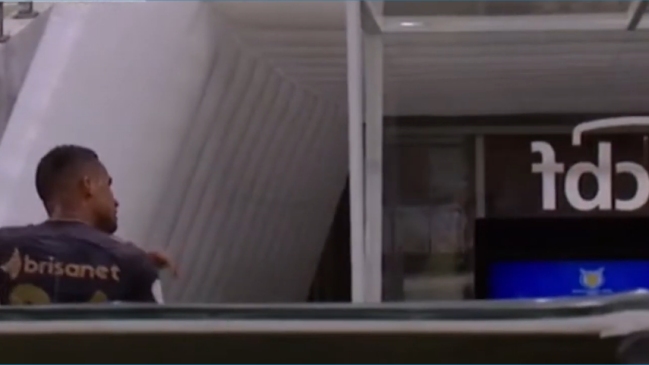 Jugador de Ceará pateó la cabina del VAR luego que fue expulsado ante Corinthians