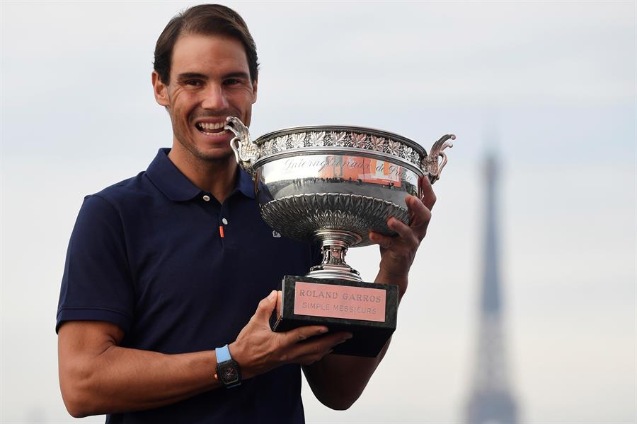 Rafael Nadal posó con el Trofeo de los Mosqueteros con la Torre Eiffel de fondo