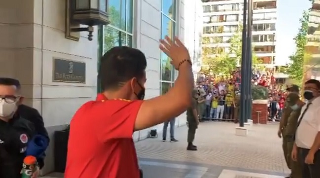 Numerosos hinchas colombianos alentaron a su selección afuera de hotel en Santiago