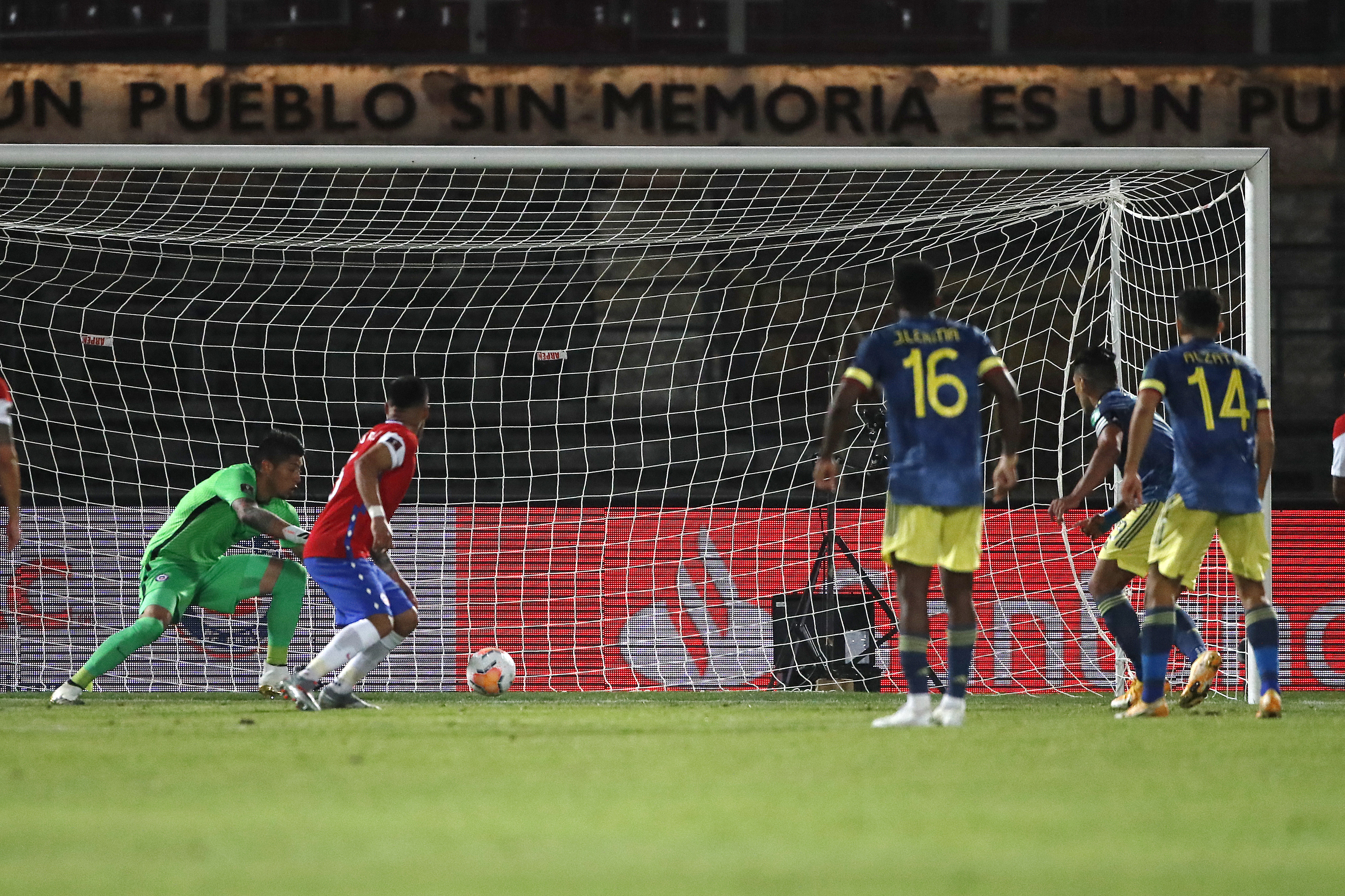 Radamel Falcao apareció en el final para igualar el duelo entre Chile y Colombia