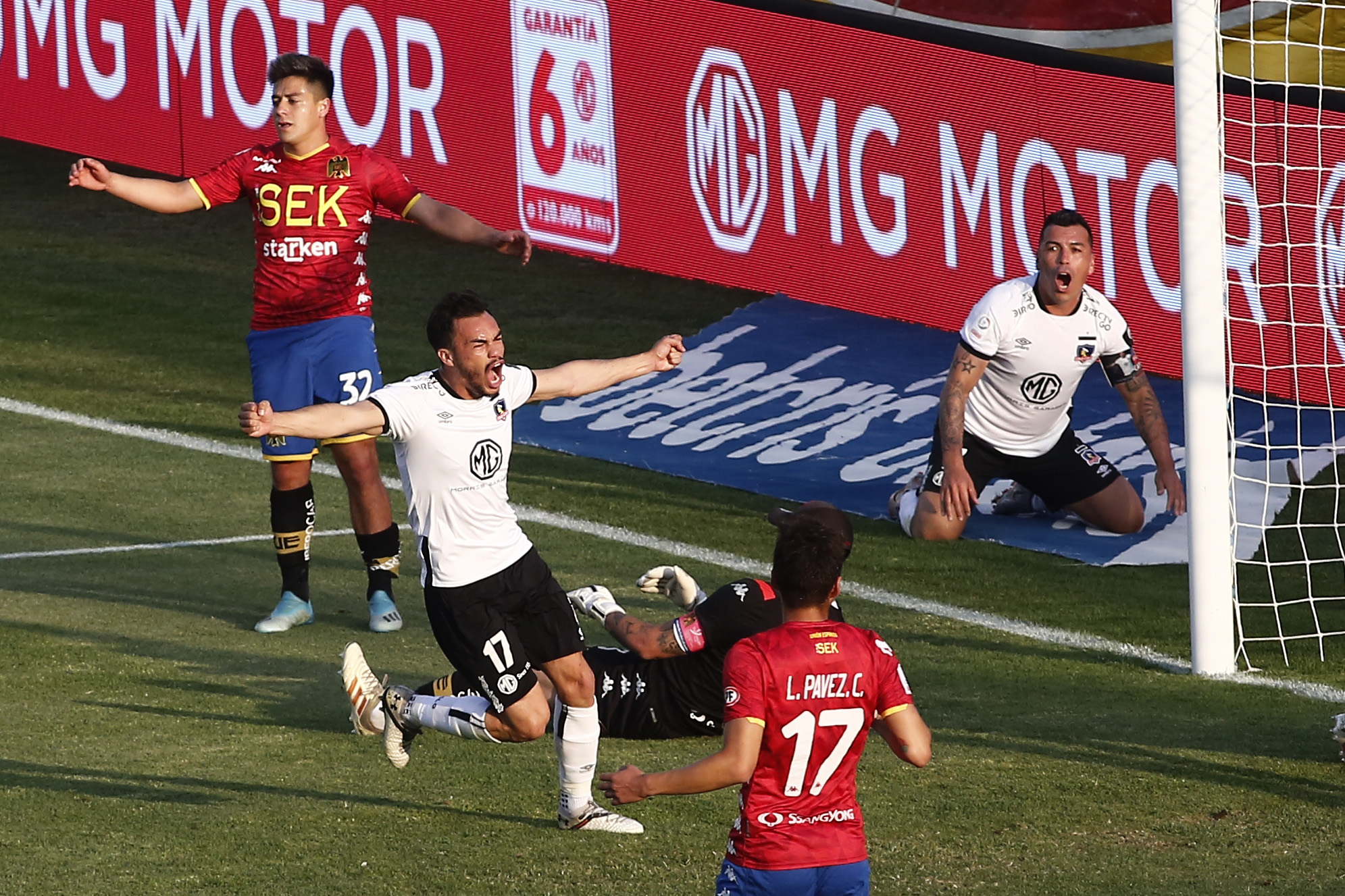 Gabriel Suazo no perdonó a U. Española tras una genial asistencia de Esteban Paredes