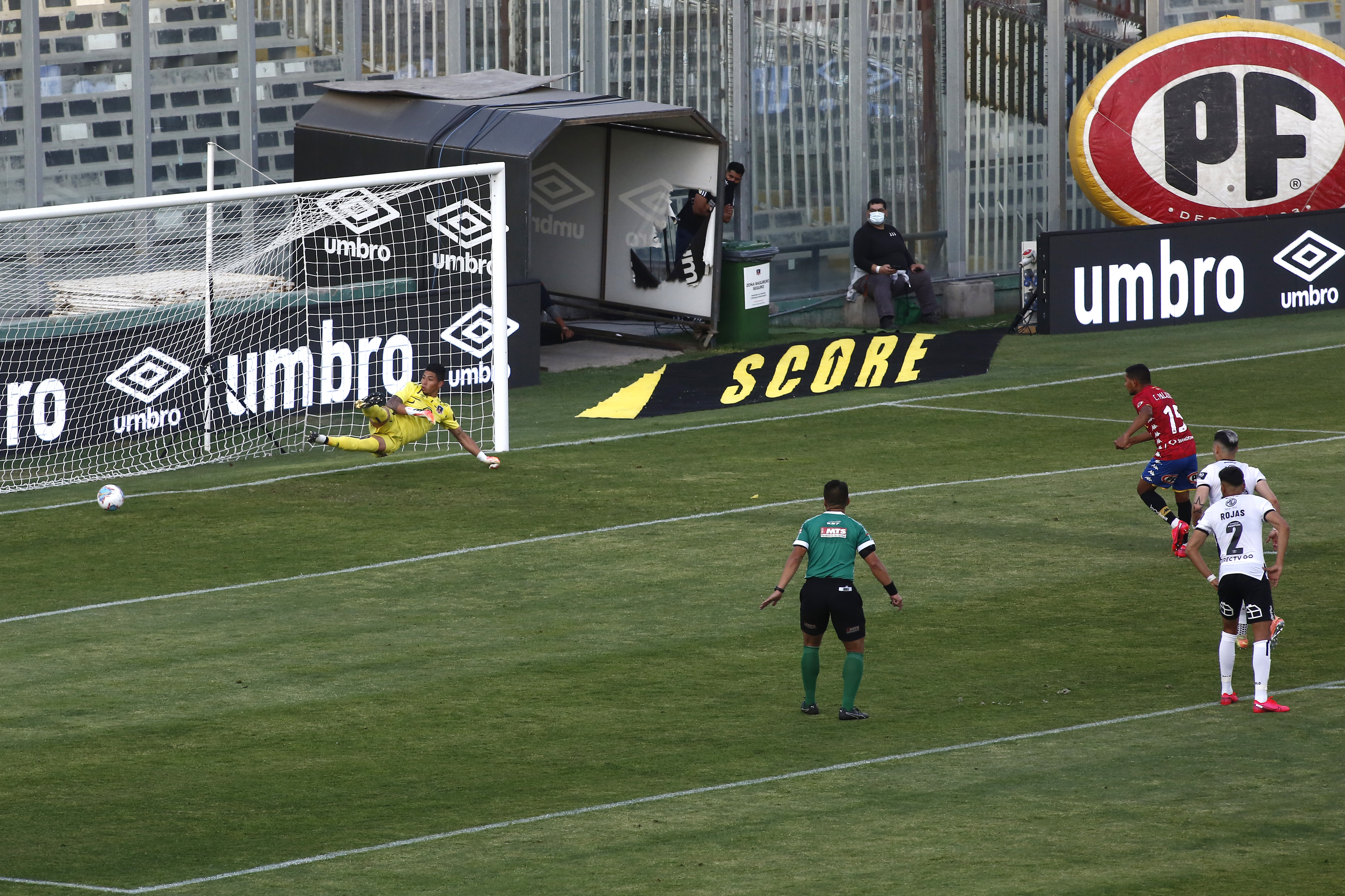 Cristian Palacios batió a Brayan Cortés de penal y puso el 2-2 ante Colo Colo