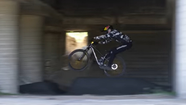 Tricampeón de Red Bull Rampage sorprendió con vertiginosa performance en una mina abandonada