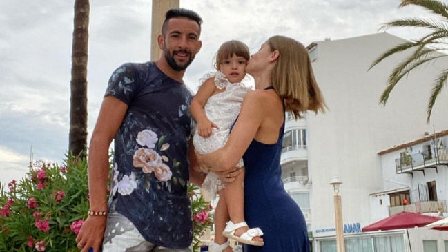 Mauricio Isla sorprendió a su esposa Gala Caldirola con desayuno cumpleañero