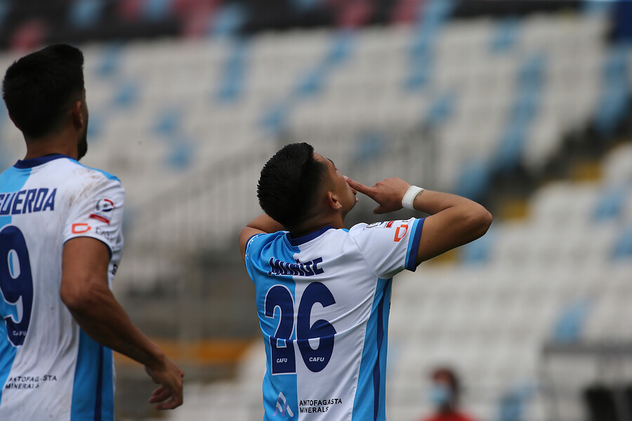 Carlos Muñoz marcó un golazo desde afuera del área y celebró ante U. de Chile