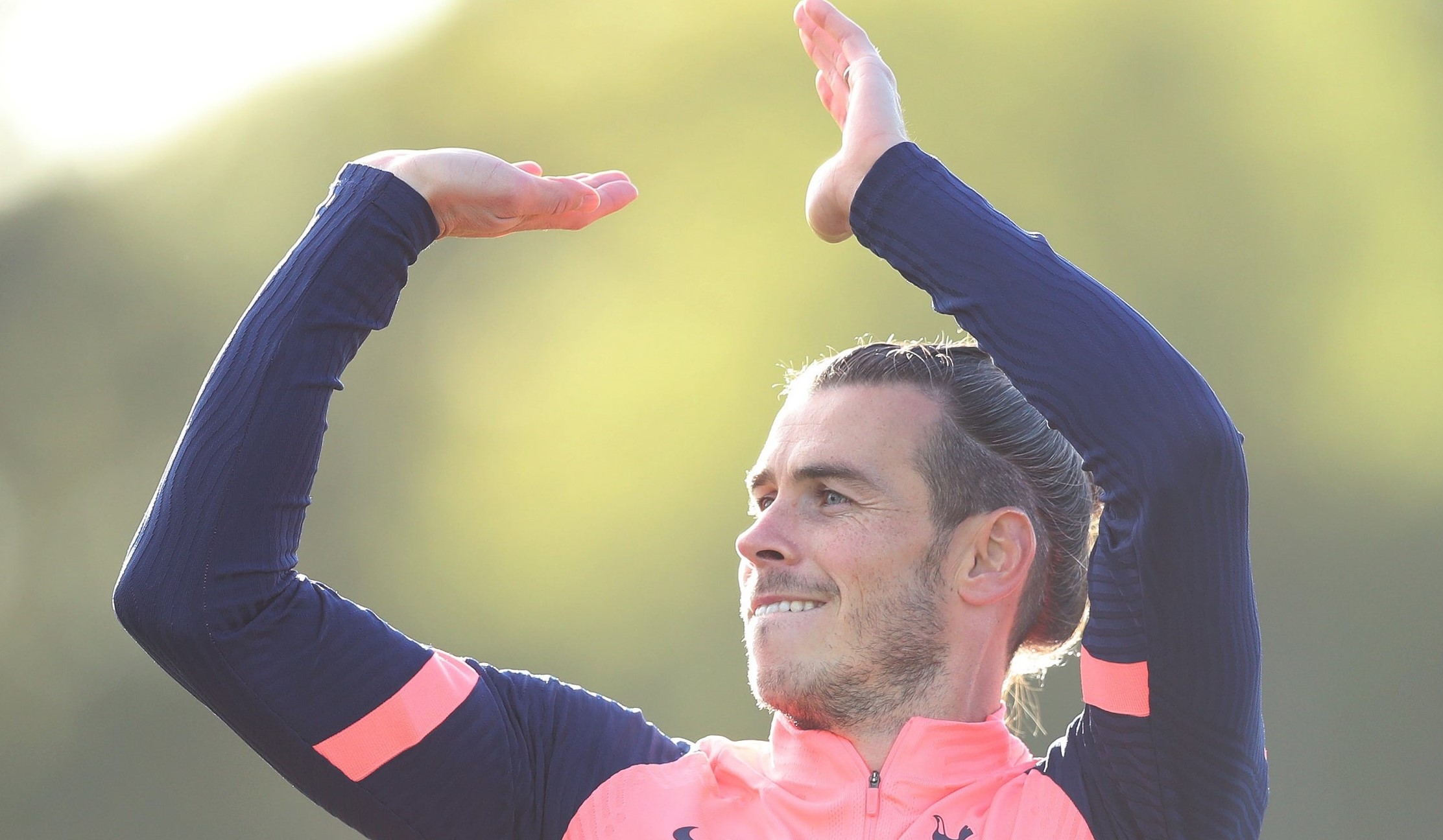 Gareth Bale mostró su talento en el baloncesto en un divertido entrenamiento de Tottenham