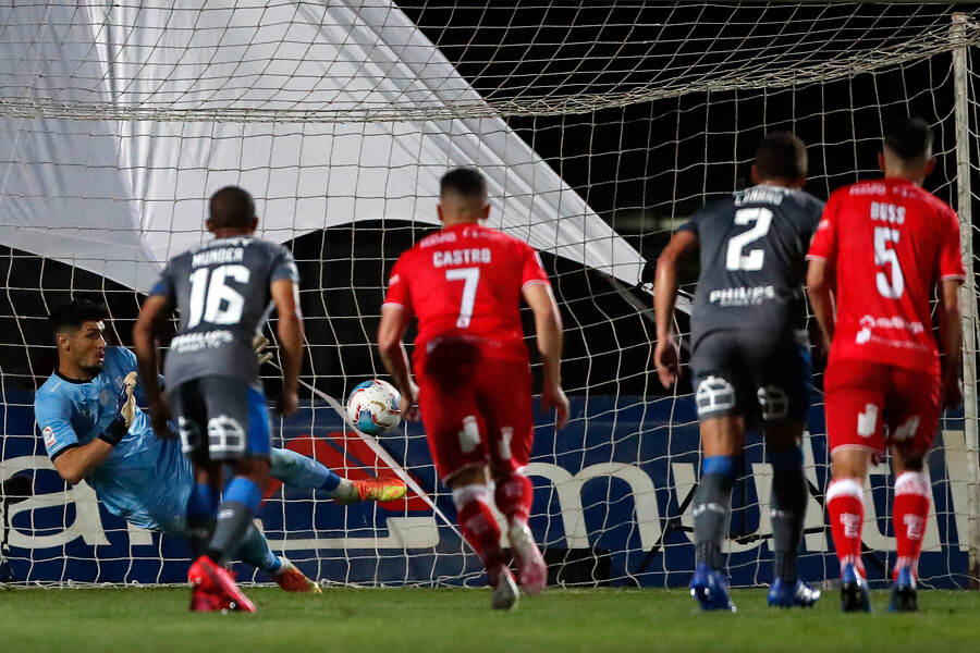 Pablo Parra abrió el marcador para Curicó ante la UC con certero lanzamiento penal