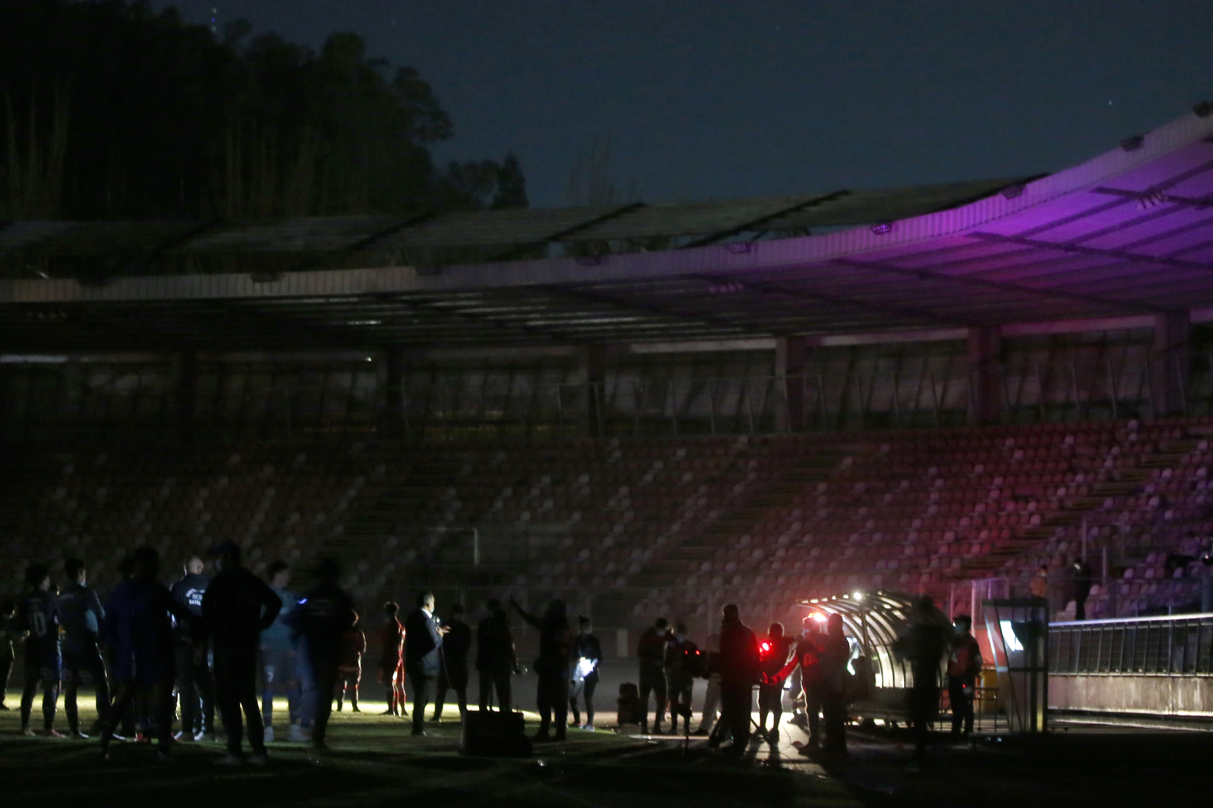 Duelo entre Curicó y U. Católica fue suspendido por incendio y corte de luz en La Granja