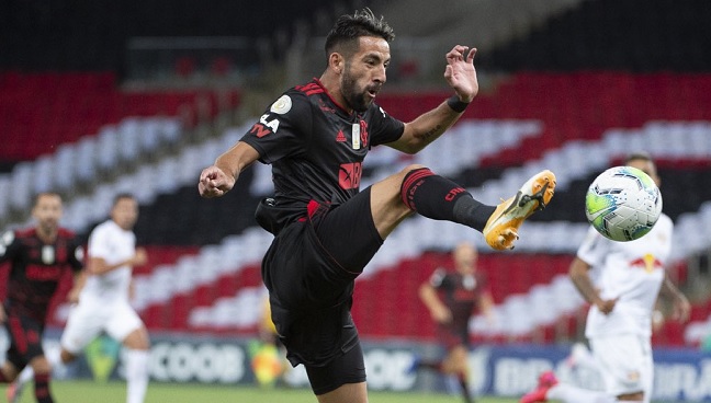 A dos días de jugar por la Roja: Mauricio Isla disputó todo el partido en empate de Flamengo