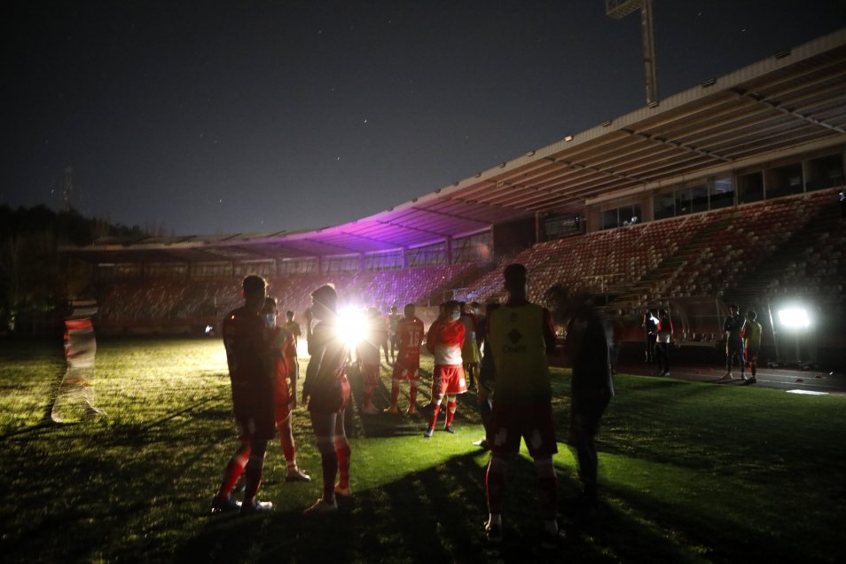 Un corte de luz detuvo el historiado encuentro que dominaba Curicó Unido ante U. Católica