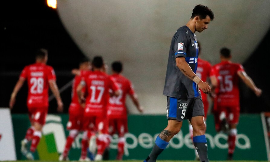 Resumen: La UC sufrió la suspensión de su partido con Curicó y U. La Calera la alcanzó en la cima