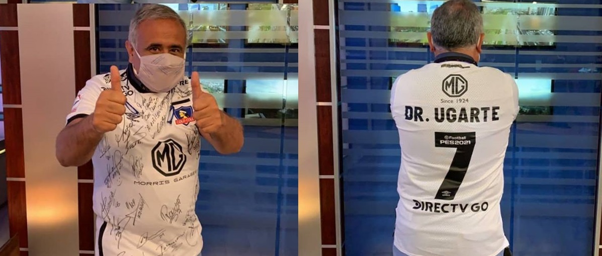 Esteban Paredes le regaló al doctor Ugarte una camiseta de Colo Colo autografiada por el plantel