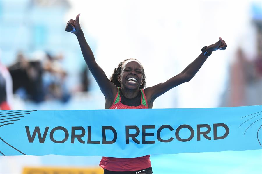 La keniana Peres Jepchirchir se coronó campeona con nuevo récord mundial en medio maratón