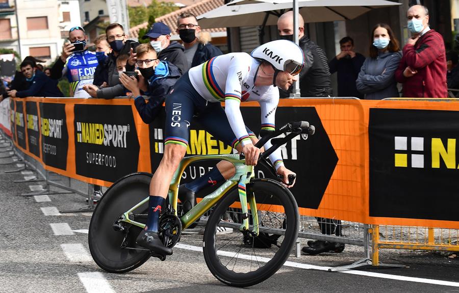 Filippo Ganna triunfó en la decimocuarta etapa y Joao Almeida reforzó liderato en el Giro de Italia