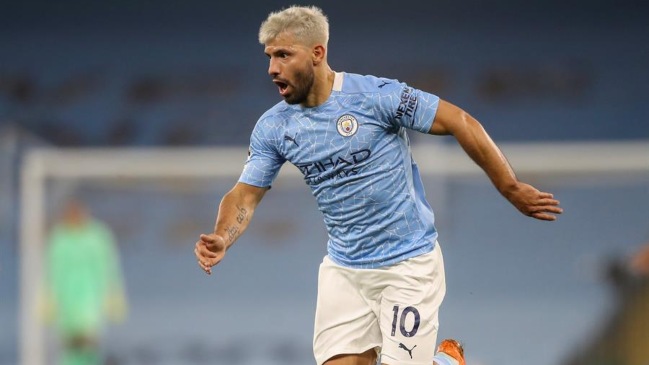 Sergio Agüero causó polémica en Inglaterra por contacto físico con jueza de línea