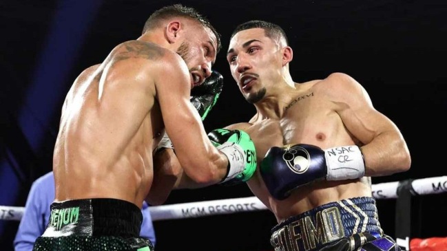 Teófimo López derrotó a Vasiliy Lomachenko y se quedó con los títulos mundiales ligeros unificados