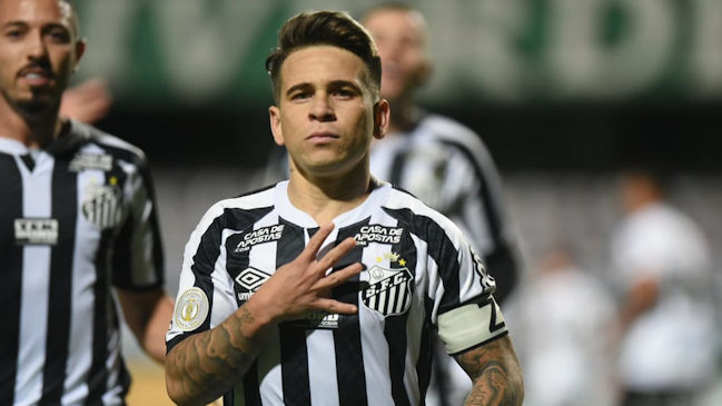 Yeferson Soteldo se lució al picar un lanzamiento penal en triunfo de Santos en el Brasileirao