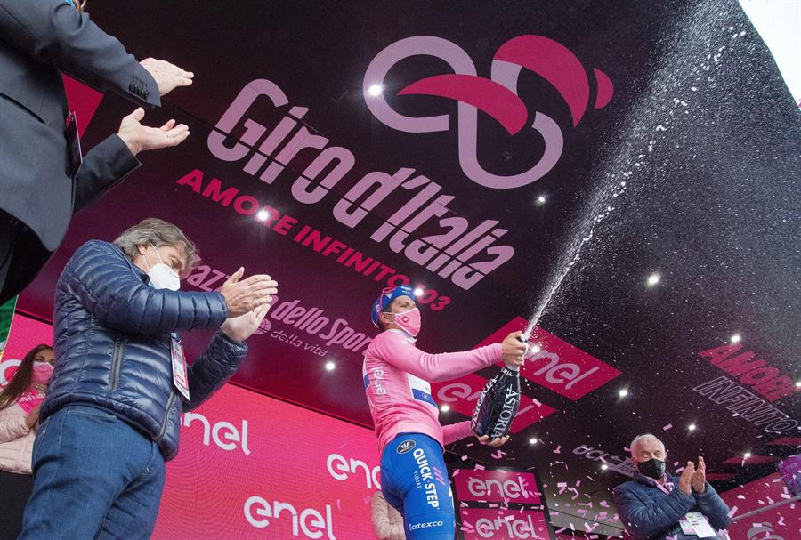 Giro de Italia: Joao Almeida apeló a la épica para seguir con la maglia rosa de líder en la etapa 15