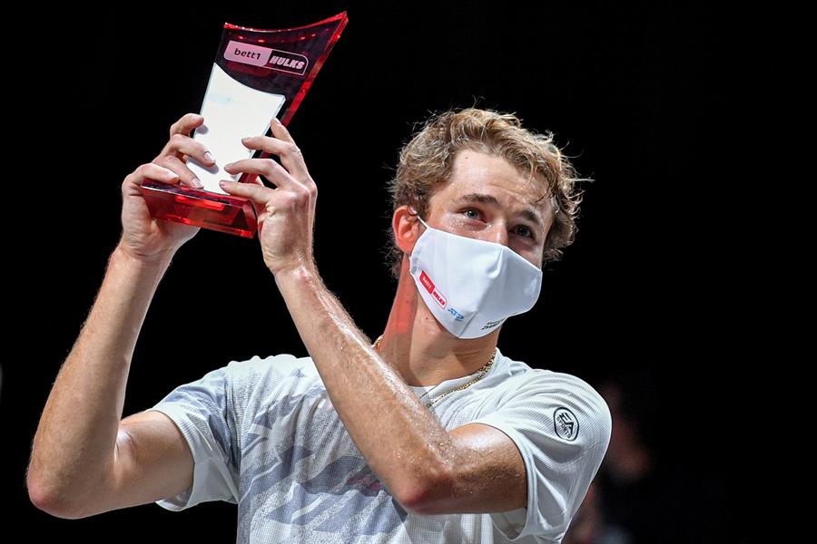 Alexander Zverev alzó en Colonia su primer título de la temporada