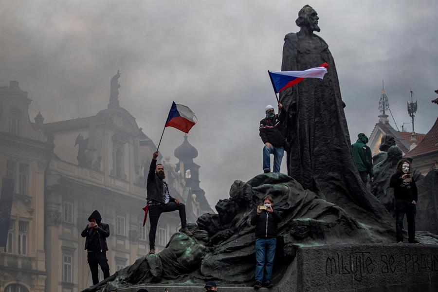 Hinchas causaron disturbios en Praga tras suspensión del fútbol por culpa del Covid-19