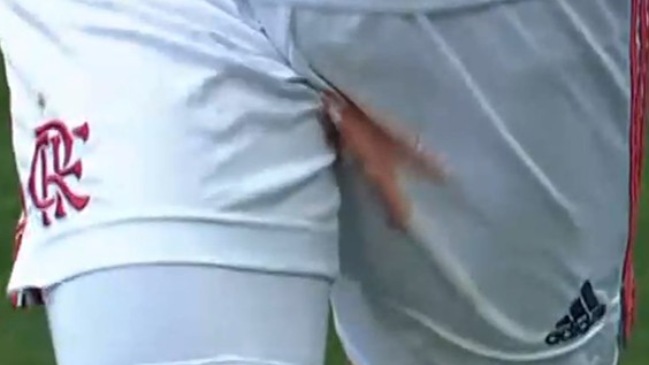 Jugador de Flamengo sufrió grave lesión en sus testículos y abandonó el clásico ante Corinthians