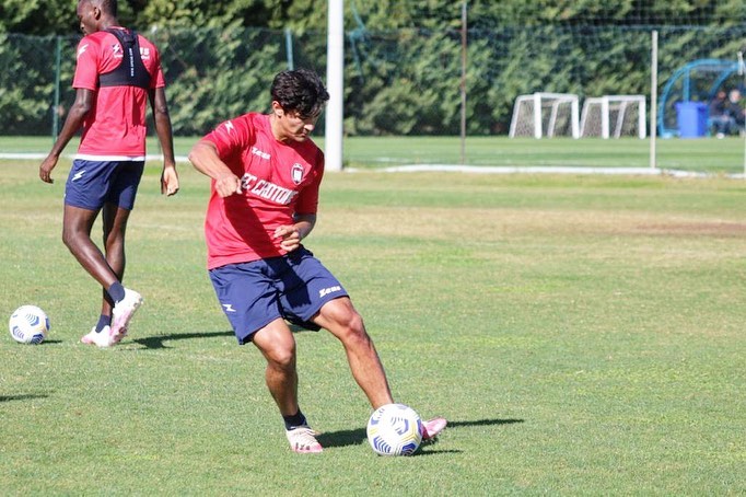 Luis Rojas se encontró con Andrea Pirlo tras su primera citación en la Serie A