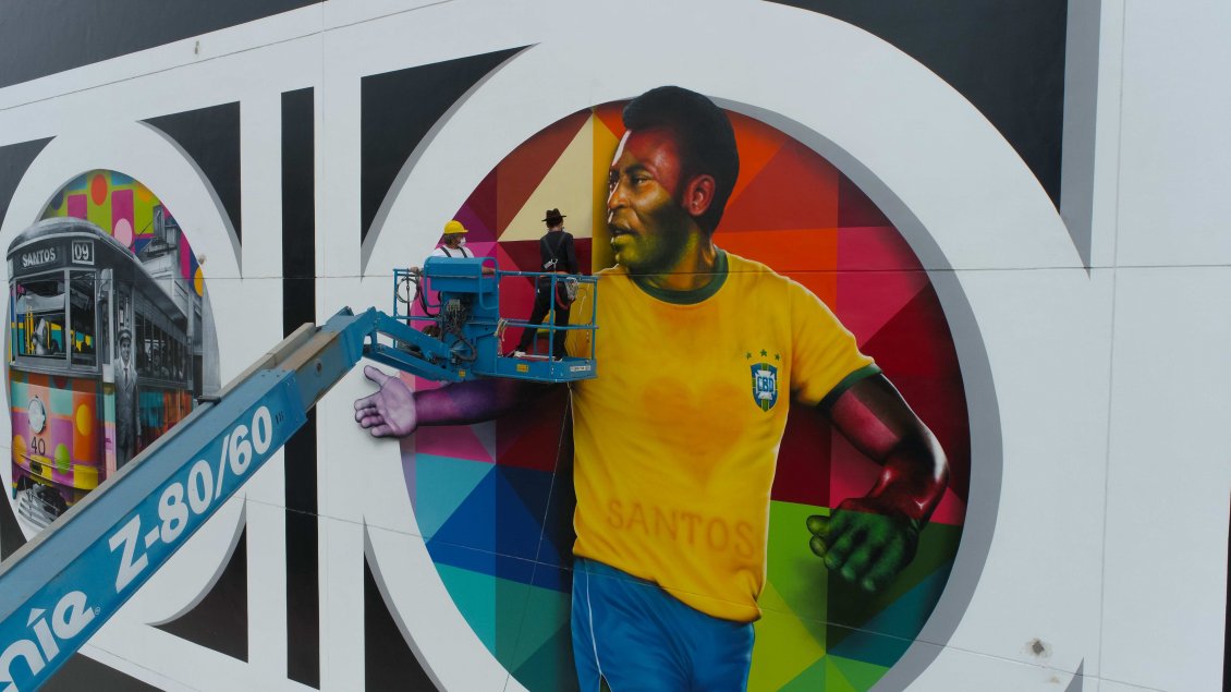 Artista rindió tributo a Pelé por sus 80 años con un gigantesco mural en Santos