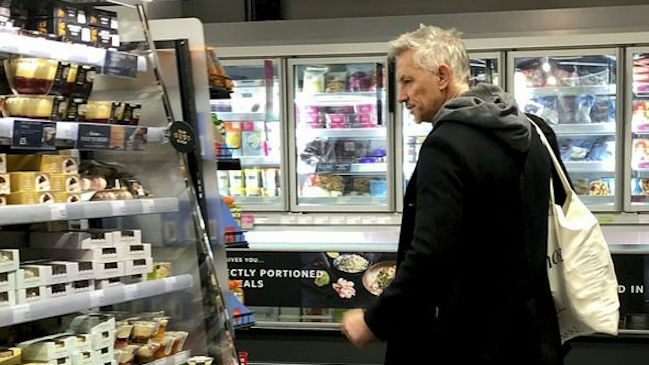 Predica pero no practica: Gary Lineker fue sorprendido comprando sin mascarilla en Londres
