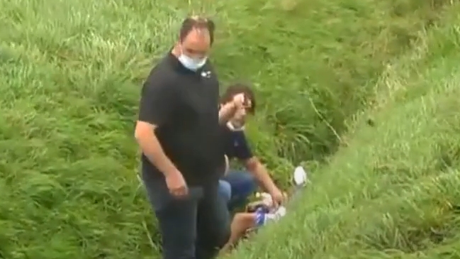 Ciclista holandés Mathieu Van Der Poel se cayó de cabeza a una zanja durante competencia en Bélgica