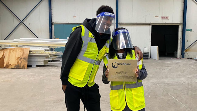 Marcus Rashford y su madre inauguraron un comedor social en ayuda de los más necesitados