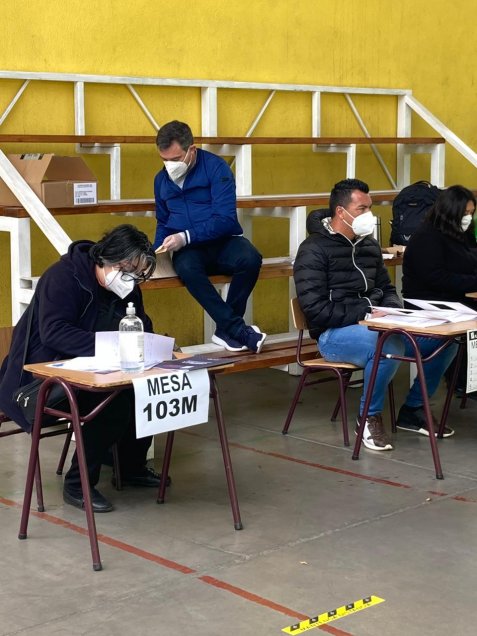 Esteban Paredes trabaja como vocal de mesa en Maipú