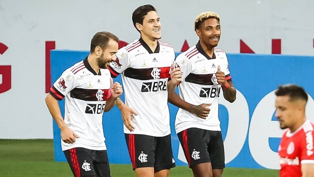 Flamengo y Mauricio Isla salvaron un empate contra Internacional en duelo de líderes en Brasil