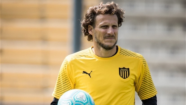 Diego Forlán no sabe si lo despidieron de Peñarol por algo personal o profesional