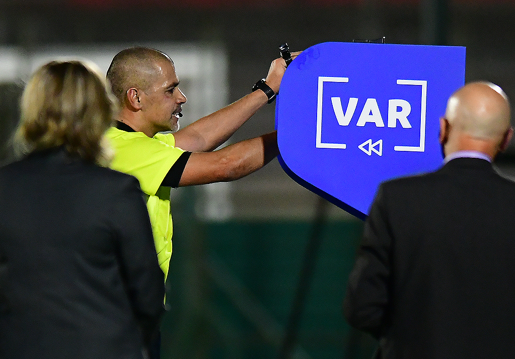 Arbitro del polémico duelo entre Uruguay y Chile: “Estoy muy conforme con mi trabajo”