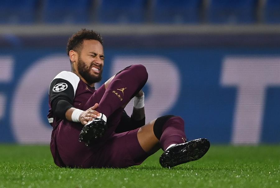 Neymar salió lesionado en duelo de PSG por la Champions y desató las alarmas en Brasil