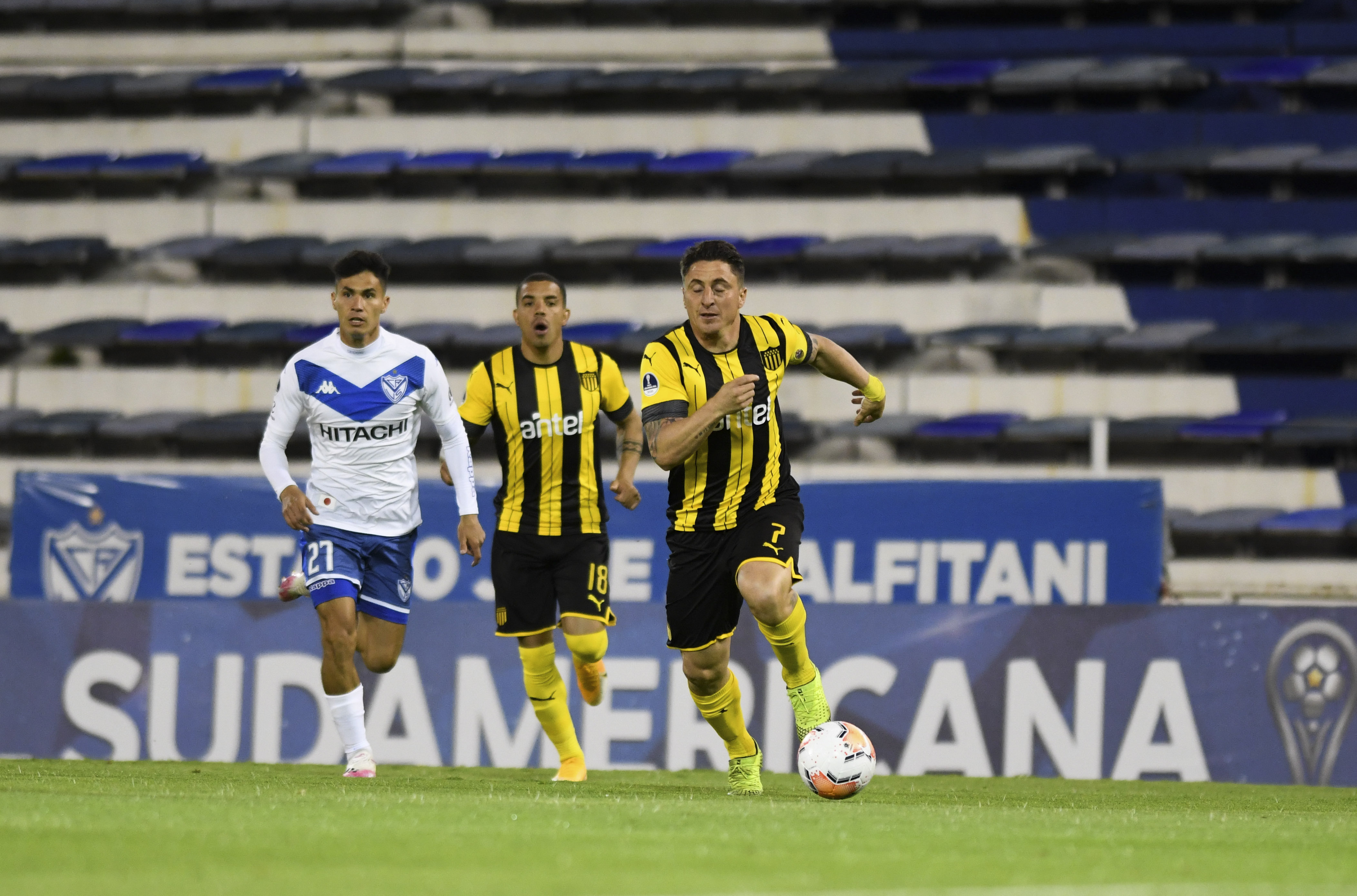 Vélez de Pablo Galdames firmó un empate ante Peñarol de Christian Bravo en la Sudamericana